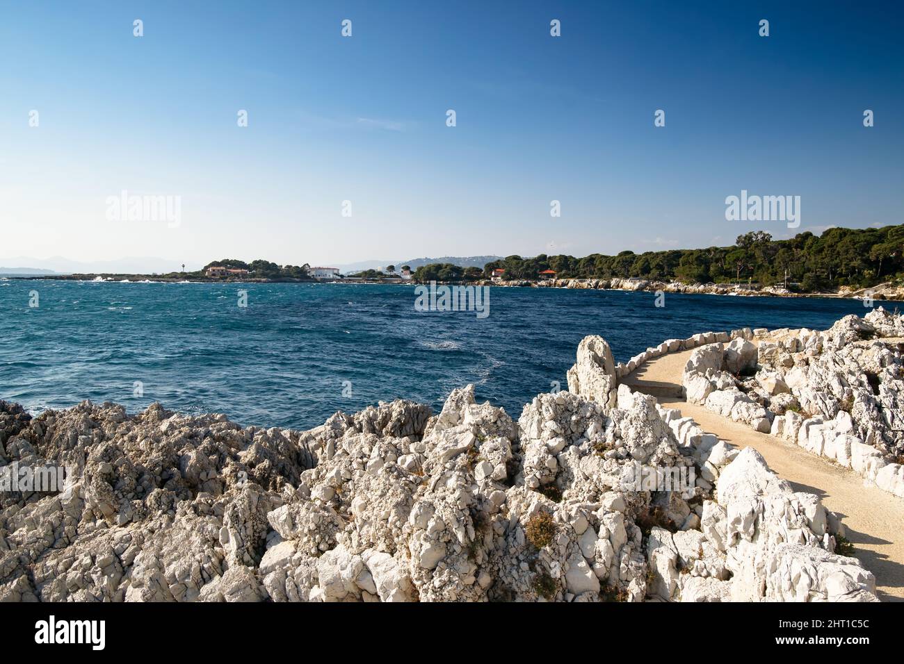 Blaues mittelmeer und Milliardärsbucht in der `Cap d'Antibes`, Kap Antibes, Französische riviera , Frankreich, selektiver Fokus Stockfoto